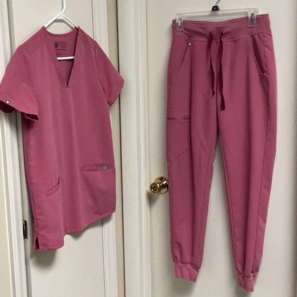 Figs Casma scrub top and Zamora jogger pant XS